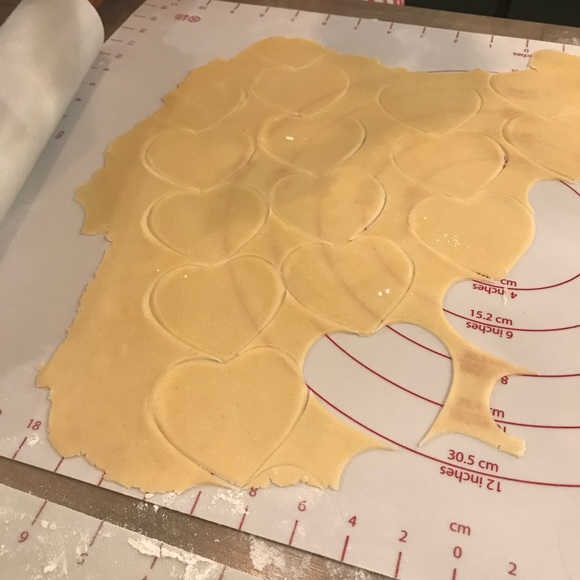 Pampered Chef Rolling Cookie Cutter and mini measuring cup - Picture 5 of 7